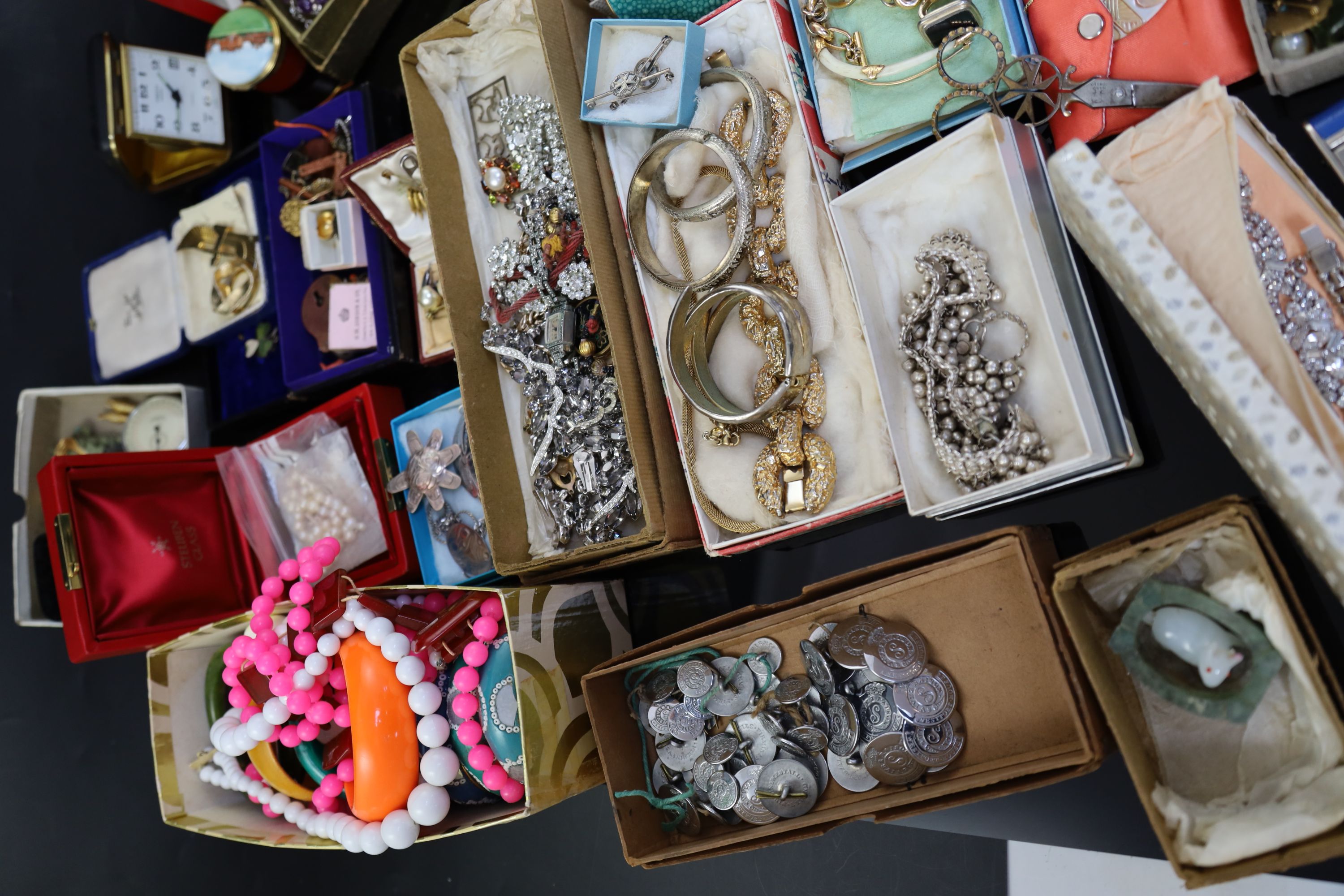 A large quantity of assorted collectables